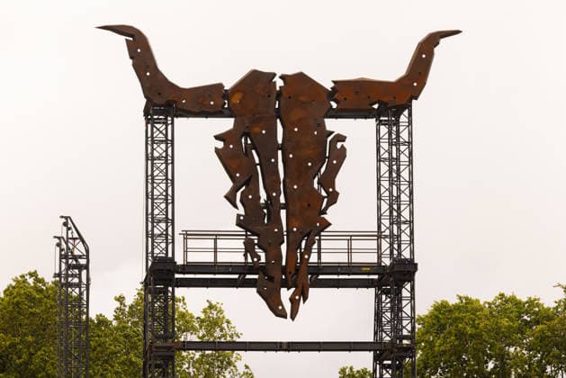 35 Jahre Wacken Jubiläumsjahr des Wacken Open Air 2026 Seit wenigen Tagen nun doch ausverkauft, sind die Arbeiten auf der Fläche des Wacken Open Air genau im Zeitplan. Traditionell am Mittwoch der Vorwoche des Festivals wird der Schädel, das Markenzeichen auch Bullhead genannt, zwischen den Bühnen montiert. Ein wichtiger Moment den auch die beiden Gründer Thomas Jensen und Holger Hübner nicht verpassen wollen. Wacken Wacken open Air Schleswig Holstein Deutschland _5DL5840 *** 35 Years of Wacken: The Wacken Open Air’s Anniversary Year in 2026. The festival sold out just a few days ago, and work on the Wacken Open Air grounds is proceeding exactly on schedule. Traditionally, on the Wednesday of the week before the festival, the skull—