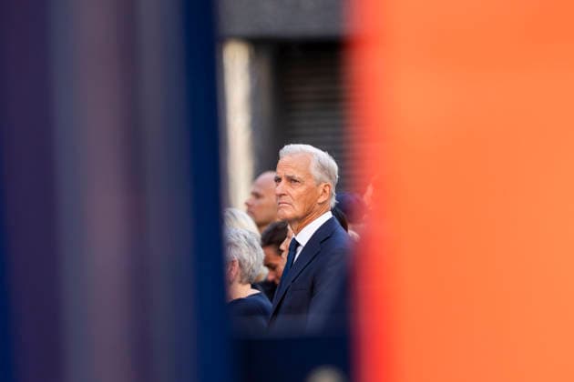 22. juli markering ved minnesmerket i Regjeringskvartalet Oslo 20260722. Statsminister Jonas Gahr Store under 22. juli markering ved minnesmerket ved hoyblokka i Regjeringskvartalet. I ar er det 15 ar siden terrorangrepet hvor 77 mennesker mistet livet i 2011. Foto: Frederik Ringnes NTB Oslo Norge hXp3FIMnzfs EDITORIAL USE ONLY Ref:_BNChXp3FIMnzfs.jpg *** July 22 commemoration at the memorial in the Government Quarter, Oslo 20260722 Prime Minister Jonas Gahr Store during the July 22 commemoration at the memorial by the Hoyblokka building in the Government Quarter. This year marks 15 years since the terrorist attack in which 77 people losttheir lives in 2011. Photo: Frederik Ringnes, NTB, Oslo, Norway hXp3FIMnzfs EDITORIAL USE ONLY Re  Copyright: xFrederikxRingnesx xNTBx