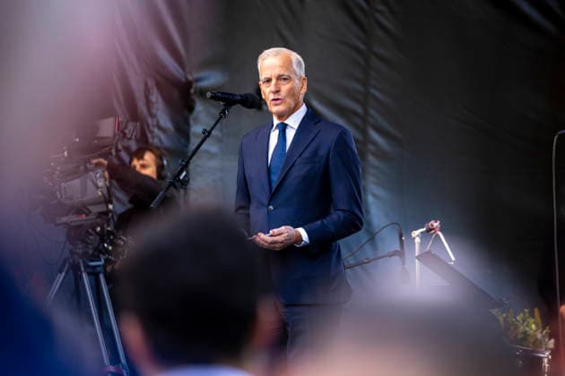 22. juli markering ved minnesmerket i Regjeringskvartalet Oslo 20260722. Statsminister Jonas Gahr Store under 22. juli markering ved minnesmerket ved hoyblokka i Regjeringskvartalet. I ar er det 15 ar siden terrorangrepet hvor 77 mennesker mistet livet i 2011. Foto: Frederik Ringnes NTB Oslo Norge p9HHs5L5b60 EDITORIAL USE ONLY Ref:_BNCp9HHs5L5b60.jpg *** July 22 commemoration at the memorial in the Government Quarter, Oslo 20260722 Prime Minister Jonas Gahr Store during the July 22 commemoration at the memorial by the Hoyblokka building in the Government Quarter. This year marks 15 years since the terrorist attack in which 77 people losttheir lives in 2011. Photo by Frederik Ringnes, NTB, Oslo, Norway p9HHs5L5b60 EDITORIAL USE ONLY  Copyright: xFrederikxRingnesx xNTBx