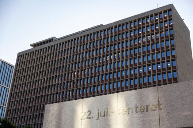 22. juli markering ved minnesmerket i Regjeringskvartalet Oslo 20260722. Hoyblokka med 22. juli-senteret foran for 22. juli markering ved minnesmerket ved hoyblokka i Regjeringskvartalet. I ar er det 15 ar siden terrorangrepet hvor 77 mennesker mistet livet i 2011. Foto: Frederik Ringnes NTB Oslo Norge uR0nJyWtc9E EDITORIAL USE ONLY Ref:_BNCuR0nJyWtc9E.jpg *** July 22 commemoration at the memorial in the Government Quarter, Oslo, July 22, 2026. The Hoyblokka building with the July 22 Center in the foreground during the July 22 commemoration at the memorial by the Hoyblokka building in the Government Quarter. This year marks 15 years since the terrorist attack in which 77 people lost their lives in 2011. Photo by Frederik Ringnes, NT  Copyright: xFrederikxRingnesx xNTBx