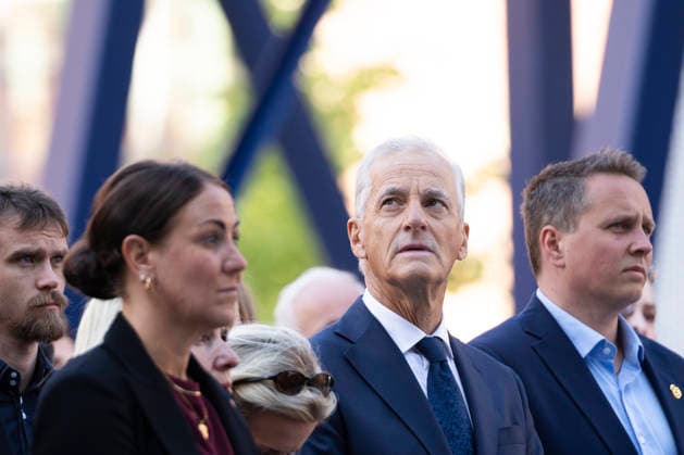 22. juli markering ved minnesmerket i Regjeringskvartalet Oslo 20260722. Statsminister Jonas Gahr Store under 22. juli markering ved minnesmerket ved hoyblokka i Regjeringskvartalet. I ar er det 15 ar siden terrorangrepet hvor 77 mennesker mistet livet i 2011. Foto: Frederik Ringnes NTB Oslo Norge bS__VdufdOs EDITORIAL USE ONLY Ref:_BNCbS__VdufdOs.jpg *** July 22 commemoration at the memorial in the Government Quarter, Oslo 20260722 Prime Minister Jonas Gahr Store during the July 22 commemoration at the memorial by the Hoyblokka building in the Government Quarter. This year marks 15 years since the terrorist attack in which 77 people losttheir lives in 2011. Photo: Frederik Ringnes, NTB, Oslo, Norway. bS VdufdOs EDITORIAL USE ONLY Re  Copyright: xFrederikxRingnesx xNTBx