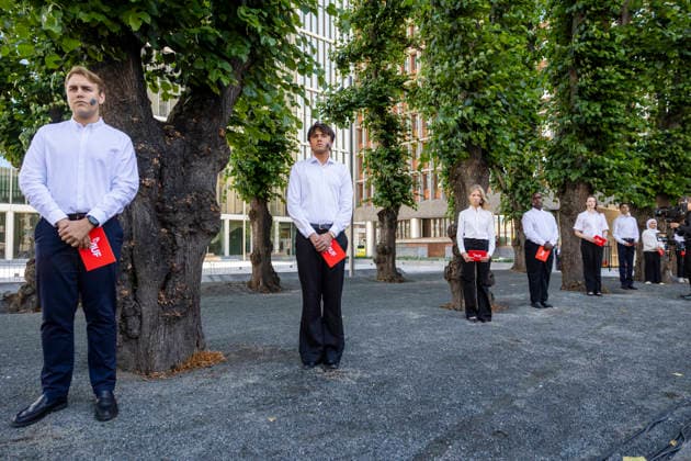 22. juli markering ved minnesmerket i Regjeringskvartalet Oslo 20260722. Ungdommene som leste opp navnene pa de som mistet livet under 22. juli markering ved minnesmerket ved hoyblokka i Regjeringskvartalet. I ar er det 15 ar siden terrorangrepet hvor 77 mennesker mistet livet i 2011. Foto: Frederik Ringnes NTB Oslo Norge hjZfsexwUek EDITORIAL USE ONLY Ref:_BNChjZfsexwUek.jpg *** July 22 commemoration at the memorial in the Government Quarter, Oslo, July 22, 2026. The young people who read aloud the names of those who lost their lives during the July 22 commemoration at the memorial by the high-rise building in the Government Quarter. This year marks 15 years since the terrorist attack in which 77 people lost their lives in 2011. Pho  Copyright: xFrederikxRingnesx xNTBx