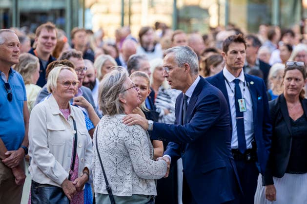 22. juli markering ved minnesmerket i Regjeringskvartalet Oslo 20260722. Jens Stoltenberg under 22. juli markering ved minnesmerket ved hoyblokka i Regjeringskvartalet. I ar er det 15 ar siden terrorangrepet hvor 77 mennesker mistet livet i 2011. Foto: Frederik Ringnes NTB Oslo Norge j4gNN_ggdkQ EDITORIAL USE ONLY Ref:_BNCj4gNN_ggdkQ.jpg *** July 22 commemoration at the memorial in the Government Quarter, Oslo, July 22, 2026 Jens Stoltenberg during the July 22 commemoration at the memorial by the Hoyblokka building in the Government Quarter. This year marks 15 years since the terrorist attack in which 77 people lost their lives in 2011. Photo: Frederik Ringnes, NTB, Oslo, Norway j4gNN ggdkQ EDITORIAL USE ONLY Ref BNCj4gNN ggdkQ jpg  Copyright: xFrederikxRingnesx xNTBx