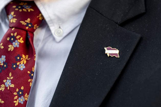22. juli markering ved minnesmerket i Regjeringskvartalet Oslo 20260722. AUF -leder Gaute Borstad Skjervo sin AUF pin pa dressen under 22. juli markering ved minnesmerket ved hoyblokka i Regjeringskvartalet. I ar er det 15 ar siden terrorangrepet hvor 77 mennesker mistet livet i 2011. Foto: Frederik Ringnes NTB Oslo Norge SpoghfQDUp0 EDITORIAL USE ONLY Ref:_BNCSpoghfQDUp0.jpg *** July 22 commemoration at the memorial in the Government Quarter, Oslo, July 22, 2026. AUF leader Gaute Borstad Skjervo wears his AUF pin on his suit during the July 22 commemoration at the memorial by the Hoyblokka building in the Government Quarter. This year marks 15 years since the terrorist attack in which 77 people lost their lives in 2011. Photo: Fre  Copyright: xFrederikxRingnesx xNTBx