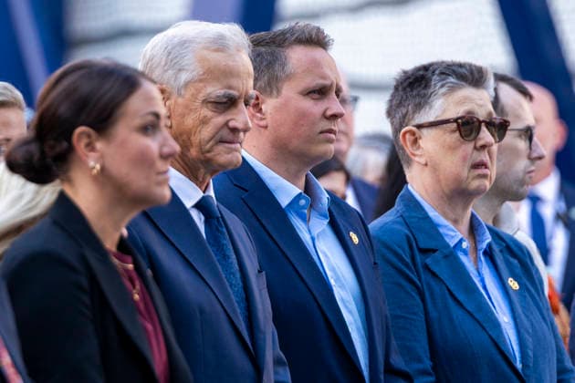 22. juli markering ved minnesmerket i Regjeringskvartalet Oslo 20260722. 22. juli markering ved minnesmerket ved hoyblokka i Regjeringskvartalet. I ar er det 15 ar siden terrorangrepet hvor 77 mennesker mistet livet i 2011. Foto: Frederik Ringnes NTB Oslo Norge Vy0W8xMsEKg EDITORIAL USE ONLY Ref:_BNCVy0W8xMsEKg.jpg *** July 22 commemoration at the memorial in the Government Quarter, Oslo 20260722 July 22 commemoration at the memorial at the Hoyblokka building in the Government Quarter This year marks 15 years since the terrorist attack in which 77 people lost their lives in 2011 Photo by Frederik Ringnes, NTB, Oslo, Norway Vy0W8xMsEKg EDITORIAL USE ONLY Ref BNCVy0W8xMsEKg jpg  Copyright: xFrederikxRingnesx xNTBx