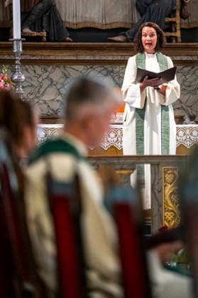22. juli markeringen i Oslo domkirke Oslo 20260722. Domkirkeprest Ellen Aasland Reinertsen under 22. juli markeringen i Oslo domkirke onsdag. I ar er det 15 ar siden terrorangrepet hvor 77 mennesker ble drept i 2011. Foto: Annika Byrde NTB Oslo Norge D5lbQTm82cU EDITORIAL USE ONLY Ref:_BNCD5lbQTm82cU.jpg *** July 22 commemoration at Oslo Cathedral, Oslo, July 22, 2026. Cathedral Pastor Ellen Aasland Reinertsen during the July 22 commemoration at Oslo Cathedral on Wednesday. This year marks the 15th anniversary of the terrorist attack in which 77 people were killed in 2011. Photo: Annika Byrde NTB Oslo Norway D5lbQTm82cU EDITORIAL USE ONLY Ref BNCD5lbQTm82cU jpg  Copyright: xAnnikaxByrdex xNTBx