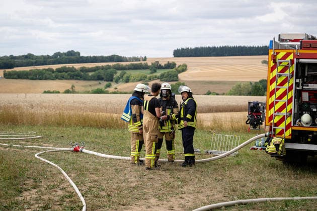 Polizeihubschrauber sucht nach Brandstiftern 200 Rundballen in Flammen 70 Einsatzkräfte im Einsatz Am 22.07.2026 brannten in Tiefenbach im Hunsrück gegen 13:00 Uhr rund 200 Rundballen an drei nahegelegenen Einsatzstellen. Zwei Brandstellen lagen im Wald, eine auf einem Sportplatz. Ein Polizeihubschrauber suchte das Gebiet nach möglichen Tätern ab, während die Polizei Fahrzeuge auf der Straße kontrollierte. Rund 70 Einsatzkräfte errichteten eine Riegelstellung zu angrenzenden Silageballen und dem Wald und ließen das Feuer kontrolliert abbrennen. Tiefenbach (Hunsrück) Rheinland-Pfalz Deutschland *** Police helicopter searches for arsonists; 200 round bales in flames; 70 emergency responders on the scene. On July 22, 2026, at