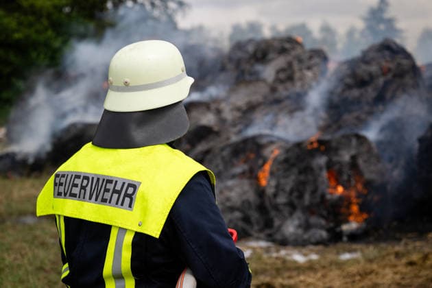 Polizeihubschrauber sucht nach Brandstiftern 200 Rundballen in Flammen 70 Einsatzkräfte im Einsatz Am 22.07.2026 brannten in Tiefenbach im Hunsrück gegen 13:00 Uhr rund 200 Rundballen an drei nahegelegenen Einsatzstellen. Zwei Brandstellen lagen im Wald, eine auf einem Sportplatz. Ein Polizeihubschrauber suchte das Gebiet nach möglichen Tätern ab, während die Polizei Fahrzeuge auf der Straße kontrollierte. Rund 70 Einsatzkräfte errichteten eine Riegelstellung zu angrenzenden Silageballen und dem Wald und ließen das Feuer kontrolliert abbrennen. Tiefenbach (Hunsrück) Rheinland-Pfalz Deutschland *** Police helicopter searches for arsonists; 200 round bales in flames; 70 emergency responders on the scene. On July 22, 2026, at