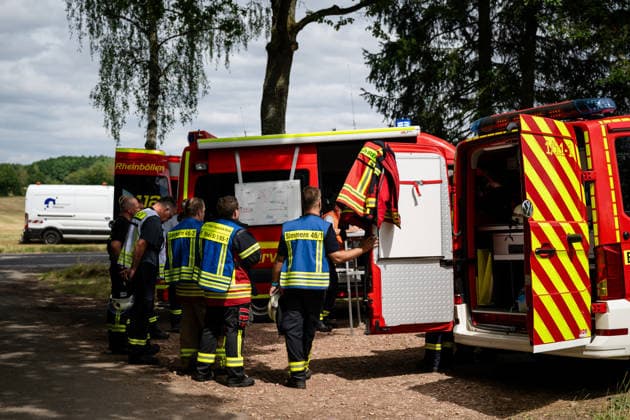 Polizeihubschrauber sucht nach Brandstiftern 200 Rundballen in Flammen 70 Einsatzkräfte im Einsatz Am 22.07.2026 brannten in Tiefenbach im Hunsrück gegen 13:00 Uhr rund 200 Rundballen an drei nahegelegenen Einsatzstellen. Zwei Brandstellen lagen im Wald, eine auf einem Sportplatz. Ein Polizeihubschrauber suchte das Gebiet nach möglichen Tätern ab, während die Polizei Fahrzeuge auf der Straße kontrollierte. Rund 70 Einsatzkräfte errichteten eine Riegelstellung zu angrenzenden Silageballen und dem Wald und ließen das Feuer kontrolliert abbrennen. Tiefenbach (Hunsrück) Rheinland-Pfalz Deutschland *** Police helicopter searches for arsonists; 200 round bales in flames; 70 emergency responders on the scene. On July 22, 2026, at