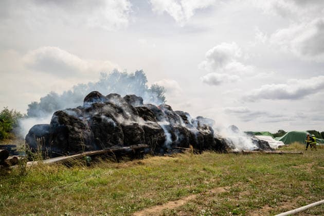 Polizeihubschrauber sucht nach Brandstiftern 200 Rundballen in Flammen 70 Einsatzkräfte im Einsatz Am 22.07.2026 brannten in Tiefenbach im Hunsrück gegen 13:00 Uhr rund 200 Rundballen an drei nahegelegenen Einsatzstellen. Zwei Brandstellen lagen im Wald, eine auf einem Sportplatz. Ein Polizeihubschrauber suchte das Gebiet nach möglichen Tätern ab, während die Polizei Fahrzeuge auf der Straße kontrollierte. Rund 70 Einsatzkräfte errichteten eine Riegelstellung zu angrenzenden Silageballen und dem Wald und ließen das Feuer kontrolliert abbrennen. Tiefenbach (Hunsrück) Rheinland-Pfalz Deutschland *** Police helicopter searches for arsonists; 200 round bales in flames; 70 emergency responders on the scene. On July 22, 2026, at