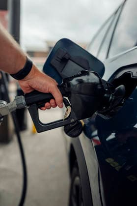 Refueling a SUV at a gas station. Columbia, Missouri, United States R_TYRI2607157F-2081193-01 ,model released, Symbolfoto ,property released
