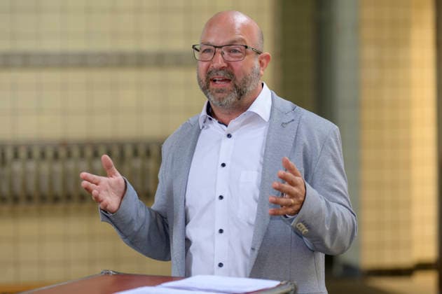 22.07.2026,Pressetermin, Übergabe des Fördermittelbescheids für das Projekt AWO Wir-Garten im Zukunftsgarten der IGA 2027 Tim Hammerbacher, Geschäftsführer des AWO Unterbezirks Dortmund bei seinem Grußwort Dortmund Kokerei Hansa, Emscherallee 11, NRW Deutschland *** July 22, 2026, Press Event: Presentation of the Grant Award Notice for the AWO Wir Garten Project at the IGA 2027 Future Garden. Tim Hammerbacher, Managing Director of the AWO Dortmund Subdistrict, delivering his opening remarks. Dortmund Kokerei Hansa, Emscherallee 11, North Rhine-Westphalia, Germany