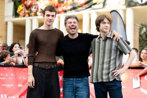 July 22, 2026, Giffoni Valle Piana, Salerno, Italy: Nord Sud Ovest Est - La leggendaria storia degli 883 cast Matteo Oscar Giuggioli, Sidney Sibilia and Elia Nuzzolo attends the photocall at 56th Giffoni Film Festival 2026 in Giffoni Valle Piana, Salerno, Italy on July 22, 2026. Giffoni Valle Piana Italy - ZUMAl175 20260722_zip_l175_136 Copyright: xFrancescoxLucianox