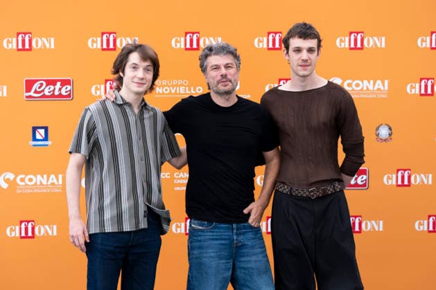 July 22, 2026, Giffoni Valle Piana, Salerno, Italy: Nord Sud Ovest Est - La leggendaria storia degli 883 cast Elia Nuzzolo, Sidney Sibilia and Matteo Oscar Giuggioli attends the photocall at 56th Giffoni Film Festival 2026 in Giffoni Valle Piana, Salerno, Italy on July 22, 2026. Giffoni Valle Piana Italy - ZUMAl175 20260722_zip_l175_146 Copyright: xFrancescoxLucianox