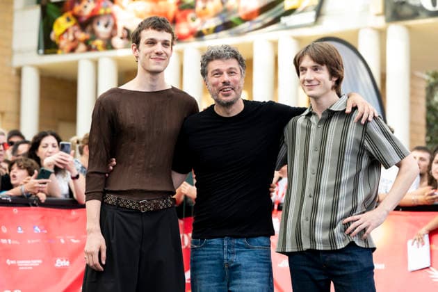 July 22, 2026, Giffoni Valle Piana, Salerno, Italy: Nord Sud Ovest Est - La leggendaria storia degli 883 cast Matteo Oscar Giuggioli, Sidney Sibilia and Elia Nuzzolo attends the photocall at 56th Giffoni Film Festival 2026 in Giffoni Valle Piana, Salerno, Italy on July 22, 2026. Giffoni Valle Piana Italy - ZUMAl175 20260722_zip_l175_151 Copyright: xFrancescoxLucianox