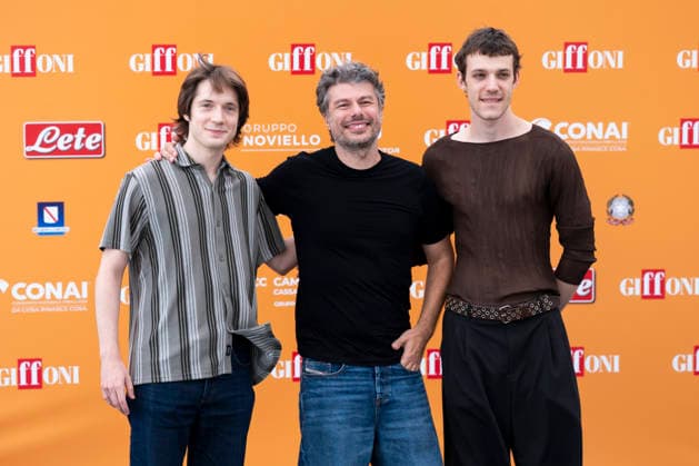 July 22, 2026, Giffoni Valle Piana, Salerno, Italy: Nord Sud Ovest Est - La leggendaria storia degli 883 cast Elia Nuzzolo, Sidney Sibilia and Matteo Oscar Giuggioli attends the photocall at 56th Giffoni Film Festival 2026 in Giffoni Valle Piana, Salerno, Italy on July 22, 2026. Giffoni Valle Piana Italy - ZUMAl175 20260722_zip_l175_154 Copyright: xFrancescoxLucianox
