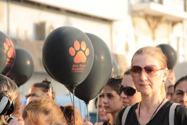 Silent march in Izmir calls attention to stray animal welfare IZMIR, TURKEY JULY 22, 2026: Participants dressed in black walk silently from Pasaport Ferry Terminal to Alsancak Ferry Terminal during an awareness march organized by volunteers to highlight the welfare and rights of stray animals. Carrying black balloons bearing the words One Life Lost, demonstrators complete the march without chanting slogans before delivering a brief press statement at the end of the route. Ä°zmir Türkiye Copyright: x xNagihanxCakirx xJNAxPressx