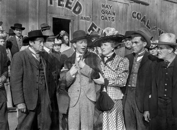 Donald O Connor (center), Marjorie Main (right of O Connor), on-set of the Film, Feudin , Fussin and A Fightin , Universal Pictures, 1948  Copyright: xABxArchivesx jtv014040