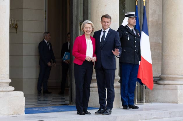 Emmanuel Macron meets with Ursula von der Leyen - Paris French President Emmanuel Macron welcomes European Commission President Ursula von der Leyen before a meeting at The Elysee Presidential Palace in Paris on July 22, 2026. Photo by Raphael Lafargue ABACAPRESS.COM Paris France  Copyright: xLafarguexRaphael ABACAx