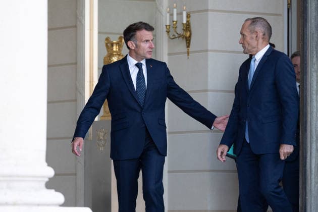 Emmanuel Macron meets with Ursula von der Leyen - Paris French President Emmanuel Macron welcomes European Commission President ahead of their meeting at The Elysee Presidential Palace in Paris on July 22, 2026. Photo by Raphael Lafargue ABACAPRESS.COM Paris France  Copyright: xLafarguexRaphael ABACAx