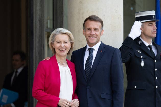 Emmanuel Macron meets with Ursula von der Leyen - Paris French President Emmanuel Macron welcomes European Commission President Ursula von der Leyen before a meeting at The Elysee Presidential Palace in Paris on July 22, 2026. Photo by Raphael Lafargue ABACAPRESS.COM Paris France  Copyright: xLafarguexRaphael ABACAx
