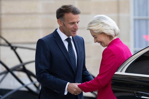 Emmanuel Macron meets with Ursula von der Leyen - Paris French President Emmanuel Macron welcomes European Commission President Ursula von der Leyen before a meeting at The Elysee Presidential Palace in Paris on July 22, 2026. Photo by Raphael Lafargue ABACAPRESS.COM Paris France  Copyright: xLafarguexRaphael ABACAx