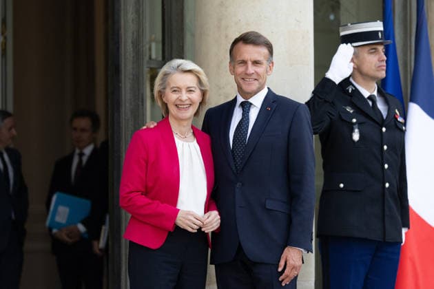 Emmanuel Macron meets with Ursula von der Leyen - Paris French President Emmanuel Macron welcomes European Commission President Ursula von der Leyen before a meeting at The Elysee Presidential Palace in Paris on July 22, 2026. Photo by Raphael Lafargue ABACAPRESS.COM Paris France  Copyright: xLafarguexRaphael ABACAx