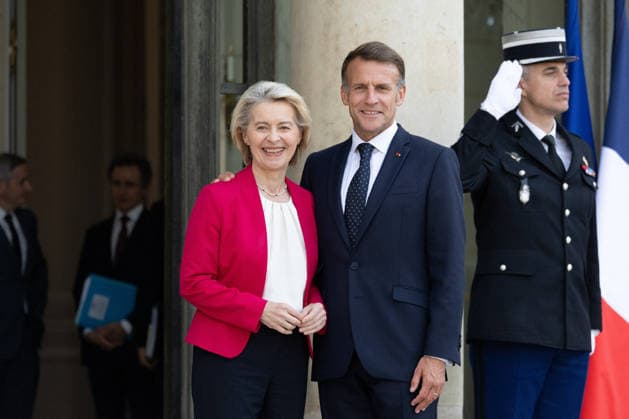 Emmanuel Macron meets with Ursula von der Leyen - Paris French President Emmanuel Macron welcomes European Commission President Ursula von der Leyen before a meeting at The Elysee Presidential Palace in Paris on July 22, 2026. Photo by Raphael Lafargue ABACAPRESS.COM Paris France  Copyright: xLafarguexRaphael ABACAx