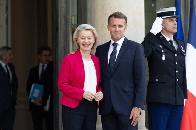 Emmanuel Macron meets with Ursula von der Leyen - Paris French President Emmanuel Macron welcomes European Commission President Ursula von der Leyen before a meeting at The Elysee Presidential Palace in Paris on July 22, 2026. Photo by Raphael Lafargue ABACAPRESS.COM Paris France  Copyright: xLafarguexRaphael ABACAx
