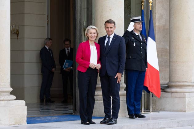 Emmanuel Macron meets with Ursula von der Leyen - Paris French President Emmanuel Macron welcomes European Commission President Ursula von der Leyen before a meeting at The Elysee Presidential Palace in Paris on July 22, 2026. Photo by Raphael Lafargue ABACAPRESS.COM Paris France  Copyright: xLafarguexRaphael ABACAx