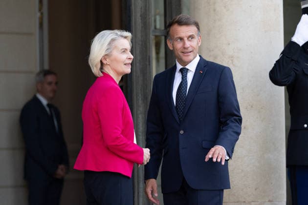 Emmanuel Macron meets with Ursula von der Leyen - Paris French President Emmanuel Macron welcomes European Commission President Ursula von der Leyen before a meeting at The Elysee Presidential Palace in Paris on July 22, 2026. Photo by Raphael Lafargue ABACAPRESS.COM Paris France  Copyright: xLafarguexRaphael ABACAx