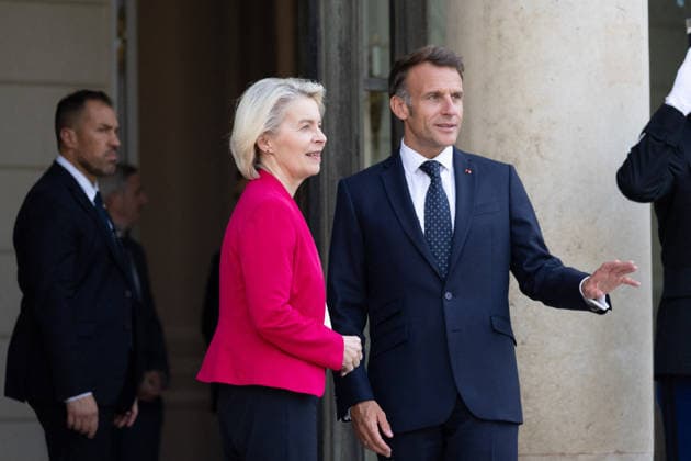 Emmanuel Macron meets with Ursula von der Leyen - Paris French President Emmanuel Macron welcomes European Commission President Ursula von der Leyen before a meeting at The Elysee Presidential Palace in Paris on July 22, 2026. Photo by Raphael Lafargue ABACAPRESS.COM Paris France  Copyright: xLafarguexRaphael ABACAx