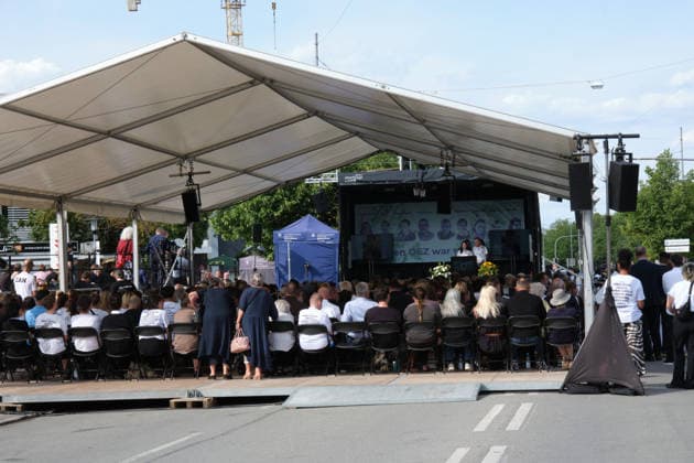Germany marks 10th anniversary of Olympia shopping mall shooting MUNICH, GERMANY - JULY 22: Citizens take part in the memorial ceremony to commemorate victims of the shooting in Olympia shopping mall on the tenth anniversary at Hanauer Street in Munich, Germany, on July 22, 2026. The attack at Olympia Shopping Mall claimed nine lives and left several others injured before the gunman took his own life. Merve Goettl Anadolu Munich Germany. Editorial use only. Please get in touch for any other usage.  Copyright: x2026xAnadoluxMervexGoettlx
