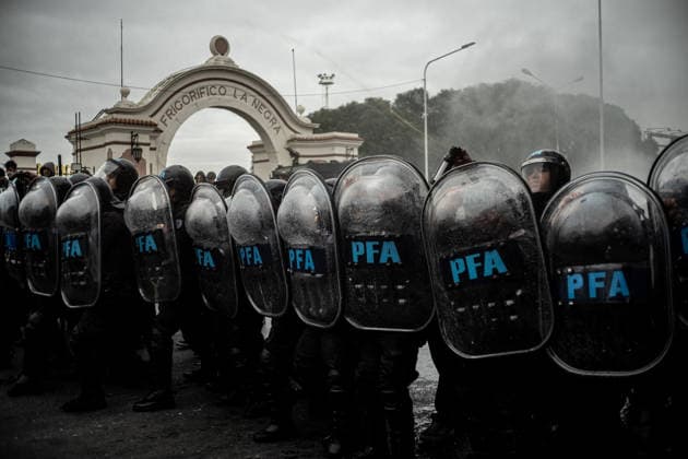 July 22, 2026, Buenos Aires, Buenos Aires, Argentina: Members of social organizations, labor unions and left-wing groups take part in a nationwide day of protest in Buenos Aires, Argentina, demanding increased social assistance, food programs and employment measures amid the country s ongoing economic crisis. Demonstrators marched at the PueyrredoÂ³n Bridge, where clashes erupted with federal security forces after police attempted to block the protest. The mobilization was part of coordinated actions held across Argentina. July 22, 2026. Buenos Aires Argentina  - ZUMAf175 20260722_zip_f175_001 Copyright: xDaniellaxFernandezxRealinx