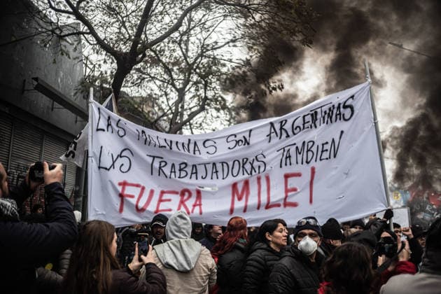 July 22, 2026, Buenos Aires, Buenos Aires, Argentina: Members of social organizations, labor unions and left-wing groups take part in a nationwide day of protest in Buenos Aires, Argentina, demanding increased social assistance, food programs and employment measures amid the country s ongoing economic crisis. Demonstrators marched at the PueyrredoÂ³n Bridge, where clashes erupted with federal security forces after police attempted to block the protest. The mobilization was part of coordinated actions held across Argentina. July 22, 2026. Buenos Aires Argentina  - ZUMAf175 20260722_zip_f175_004 Copyright: xDaniellaxFernandezxRealinx