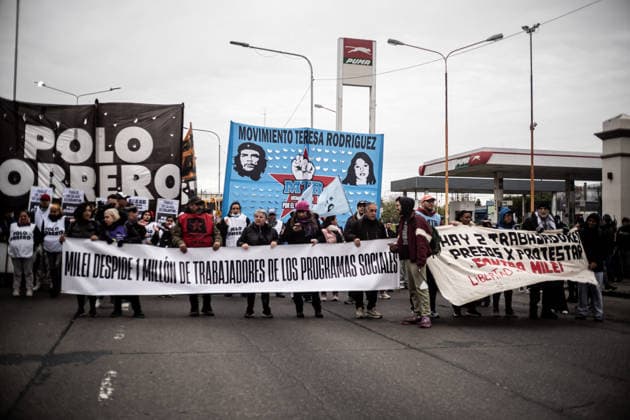 July 22, 2026, Buenos Aires, Buenos Aires, Argentina: Members of social organizations, labor unions and left-wing groups take part in a nationwide day of protest in Buenos Aires, Argentina, demanding increased social assistance, food programs and employment measures amid the country s ongoing economic crisis. Demonstrators marched at the PueyrredoÂ³n Bridge, where clashes erupted with federal security forces after police attempted to block the protest. The mobilization was part of coordinated actions held across Argentina. July 22, 2026. Buenos Aires Argentina  - ZUMAf175 20260722_zip_f175_006 Copyright: xDaniellaxFernandezxRealinx