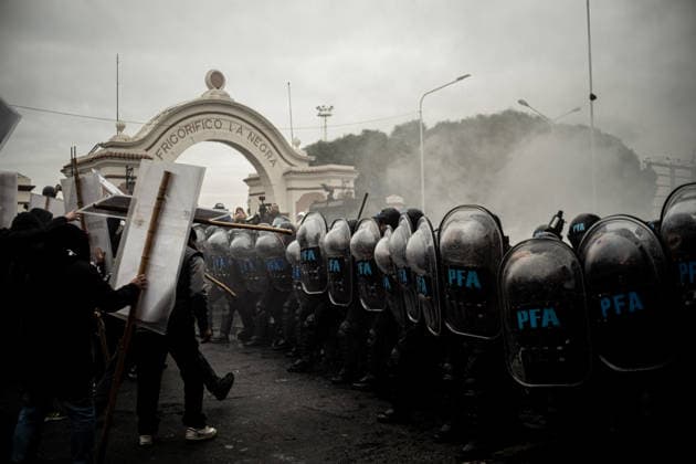 July 22, 2026, Buenos Aires, Buenos Aires, Argentina: Members of social organizations, labor unions and left-wing groups take part in a nationwide day of protest in Buenos Aires, Argentina, demanding increased social assistance, food programs and employment measures amid the country s ongoing economic crisis. Demonstrators marched at the PueyrredoÂ³n Bridge, where clashes erupted with federal security forces after police attempted to block the protest. The mobilization was part of coordinated actions held across Argentina. July 22, 2026. Buenos Aires Argentina  - ZUMAf175 20260722_zip_f175_007 Copyright: xDaniellaxFernandezxRealinx