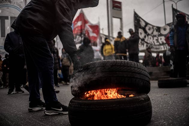 July 22, 2026, Buenos Aires, Buenos Aires, Argentina: Members of social organizations, labor unions and left-wing groups take part in a nationwide day of protest in Buenos Aires, Argentina, demanding increased social assistance, food programs and employment measures amid the country s ongoing economic crisis. Demonstrators marched at the PueyrredoÂ³n Bridge, where clashes erupted with federal security forces after police attempted to block the protest. The mobilization was part of coordinated actions held across Argentina. July 22, 2026. Buenos Aires Argentina - ZUMAf175 20260722_zip_f175_010 Copyright: xDaniellaxFernandezxRealinx
