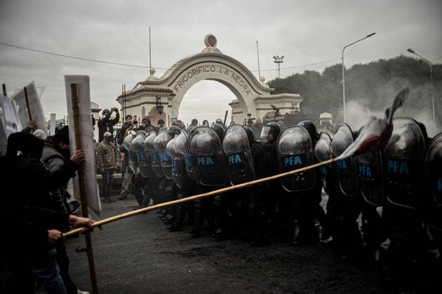 July 22, 2026, Buenos Aires, Buenos Aires, Argentina: Members of social organizations, labor unions and left-wing groups take part in a nationwide day of protest in Buenos Aires, Argentina, demanding increased social assistance, food programs and employment measures amid the country s ongoing economic crisis. Demonstrators marched at the PueyrredoÂ³n Bridge, where clashes erupted with federal security forces after police attempted to block the protest. The mobilization was part of coordinated actions held across Argentina. July 22, 2026. Buenos Aires Argentina - ZUMAf175 20260722_zip_f175_015 Copyright: xDaniellaxFernandezxRealinx