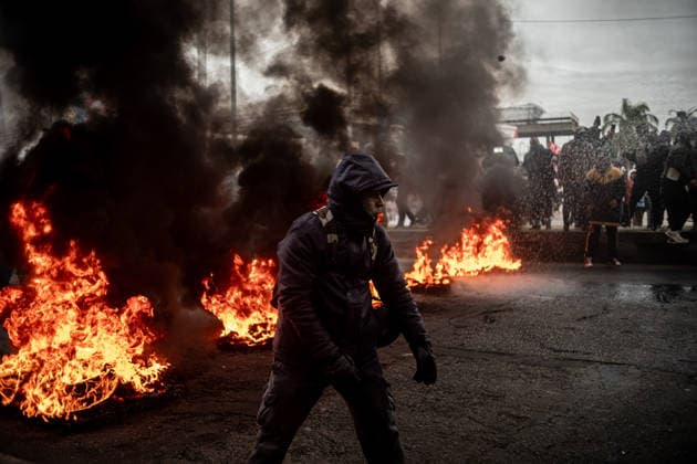 July 22, 2026, Buenos Aires, Buenos Aires, Argentina: Members of social organizations, labor unions and left-wing groups take part in a nationwide day of protest in Buenos Aires, Argentina, demanding increased social assistance, food programs and employment measures amid the country s ongoing economic crisis. Demonstrators marched at the PueyrredoÂ³n Bridge, where clashes erupted with federal security forces after police attempted to block the protest. The mobilization was part of coordinated actions held across Argentina. July 22, 2026. Buenos Aires Argentina - ZUMAf175 20260722_zip_f175_016 Copyright: xDaniellaxFernandezxRealinx
