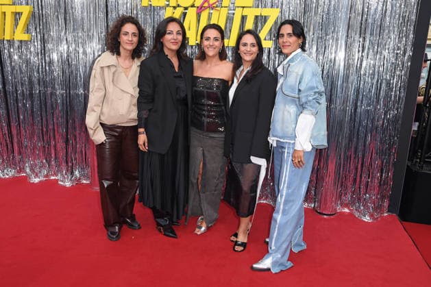 Düzen Tekkal mit den Schwestern Tugba Tekkal, Tuelin Dekkal, Tuna Tekkal und Tezcan Tekkal bei der KAULITZ & KAULITZ STAFFEL 3 PREMIERE im Delphi Filmpalast in Berlin am 22.07.2026 *** Düzen Tekkal with her sisters Tugba Tekkal, Tuelin Dekkal, Tuna Tekkal, and Tezcan Tekkal at the premiere of *KAULITZ KAULITZ Season 3* at the Delphi Filmpalast in Berlin on July 22, 2026