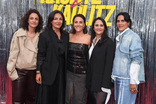 Düzen Tekkal mit den Schwestern Tugba Tekkal, Tuelin Dekkal, Tuna Tekkal und Tezcan Tekkal bei der KAULITZ & KAULITZ STAFFEL 3 PREMIERE im Delphi Filmpalast in Berlin am 22.07.2026 *** Düzen Tekkal with her sisters Tugba Tekkal, Tuelin Dekkal, Tuna Tekkal, and Tezcan Tekkal at the premiere of *KAULITZ KAULITZ Season 3* at the Delphi Filmpalast in Berlin on July 22, 2026