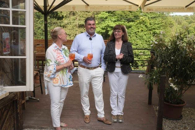 v.l. Edith und Marcus Wagner (Wirte-Ehepaar Gasthof Hinterbrühl) und Annette Baronikans - Neueröffnung der Isarbar im Biergarten Hinterbrühl, München 22.07.2026 *** From left: Edith and Marcus Wagner, the married couple who run Gasthof Hinterbrühl, and Annette Baronikans at the grand opening of the Isarbar in the Hinterbrühl beer garden, Munich, July 22, 2026