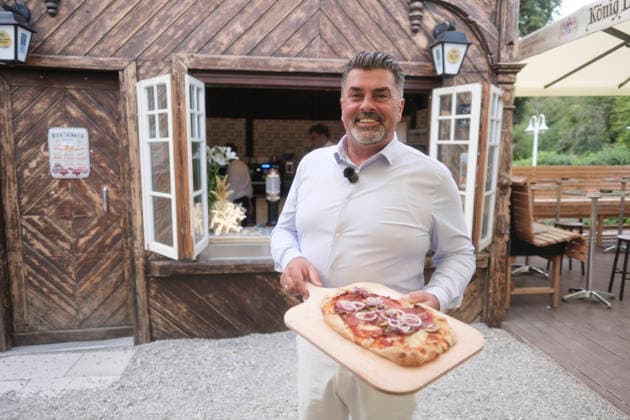 Marcus Wagner (Wirt Gasthof Hinterbrühl) mit Pnisa - Neueröffnung der Isarbar im Biergarten Hinterbrühl, München 22.07.2026 *** Marcus Wagner, owner of Gasthof Hinterbrühl with Pnisa; Grand reopening of the Isarbar in the Hinterbrühl beer garden, Munich, July 22, 2026