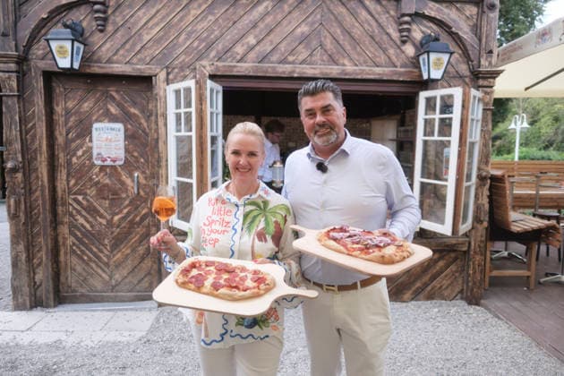 Edith und Marcus Wagner (Wirte-Ehepaar Gasthof Hinterbrühl) mit Pinsa - Neueröffnung der Isarbar im Biergarten Hinterbrühl, München 22.07.2026 *** Edith and Marcus Wagner, the married couple who run Gasthof Hinterbrühl, featuring pinsa; Grand reopening of the Isarbar in the Hinterbrühl beer garden, Munich, July 22, 2026