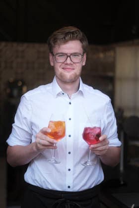 Ein Bartender der Isarbar mit Spritz - Neueröffnung der Isarbar im Biergarten Hinterbrühl, München 22.07.2026 *** A bartender at the Isarbar serving a Spritz. Grand reopening of the Isarbar at the Hinterbrühl beer garden, Munich, July 22, 2026