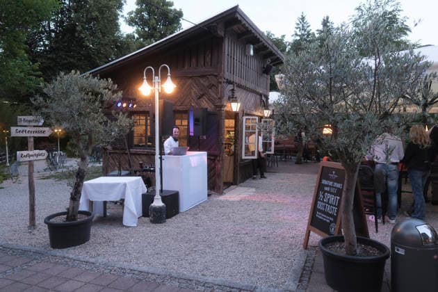 DJ bei der Neueröffnung der Isarbar im Biergarten Hinterbrühl, München 22.07.2026 *** DJ at the grand reopening of the Isarbar in the Hinterbrühl beer garden, Munich, July 22, 2026