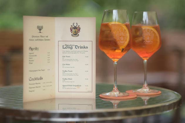 Getränkekarte und zwei Spritz - Neueröffnung der Isarbar im Biergarten Hinterbrühl, München 22.07.2026 *** Drinks menu and two spritzers: Grand reopening of the Isarbar at the Hinterbrühl beer garden, Munich, July 22, 2026