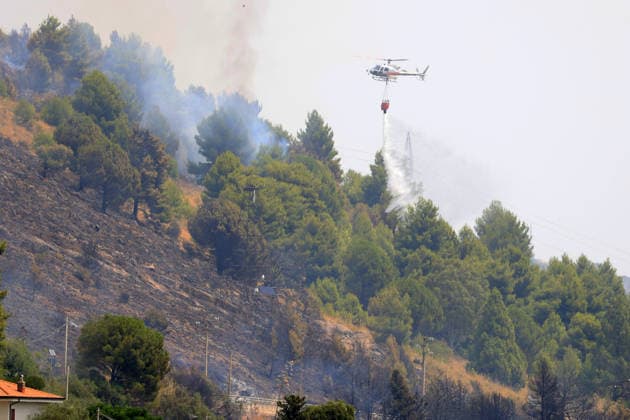 Wildfire firefighting efforts continue on Sicily island PALERMO, ITALY - JULY 22: Aircraft and helicopters battle as wildfires continue to burn in several parts of Sicily in the Casaboli forest, located in the mountainous area between the towns of Monreale and Pioppo near Palermo, Italy, on July 22, 2026. Alberto Lo Bianco Anadolu Palermo Italy. Editorial use only. Please get in touch for any other usage.  Copyright: x2026xAnadoluxAlbertoxLoxBiancox