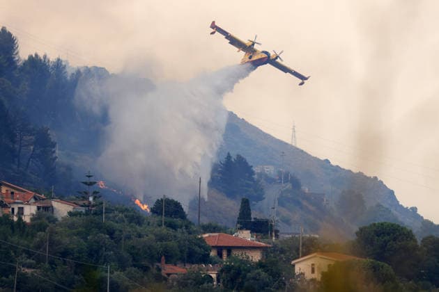 Wildfire firefighting efforts continue on Sicily island PALERMO, ITALY - JULY 22: Aircraft and helicopters battle as wildfires continue to burn in several parts of Sicily in the Casaboli forest, located in the mountainous area between the towns of Monreale and Pioppo near Palermo, Italy, on July 22, 2026. Alberto Lo Bianco Anadolu Palermo Italy. Editorial use only. Please get in touch for any other usage.  Copyright: x2026xAnadoluxAlbertoxLoxBiancox